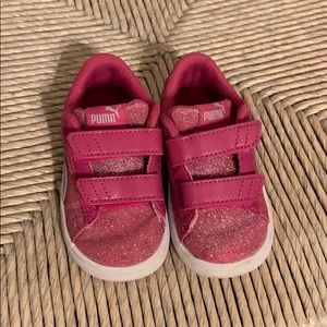 Pink glitter pumas